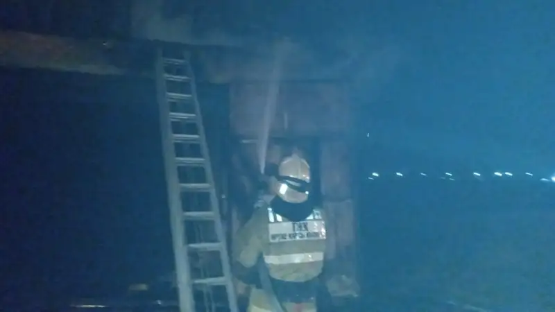 пожар в гараже, фото - Новости Zakon.kz от 16.11.2023 20:38