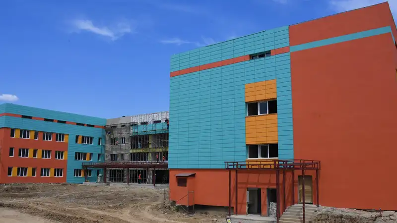 Аким области Абай рассказал, сколько в регионе построят новых школ и больниц, фото - Новости Zakon.kz от 23.11.2023 12:44