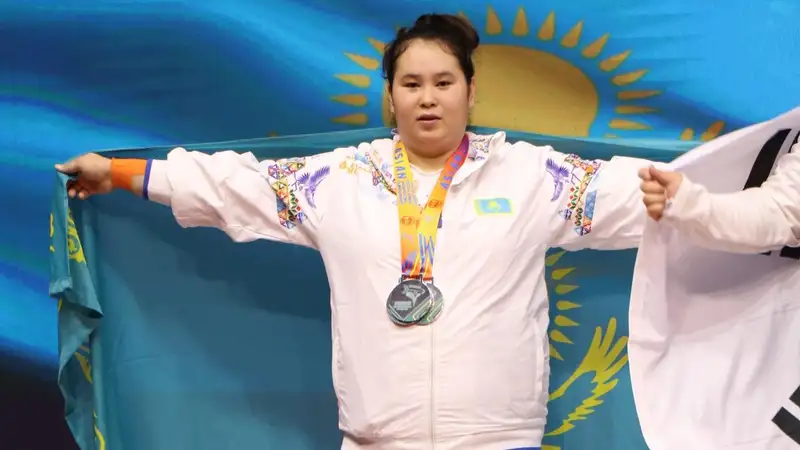 Айсамал Сансызбаева завоевала серебро ЧМ-2023 по тяжелой атлетике