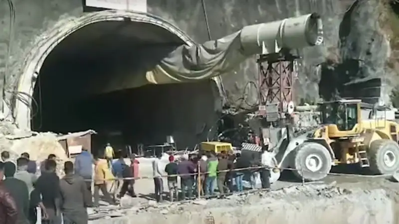 В Индии пошли на крайние меры ради спасения 41 человека из рухнувшего туннеля