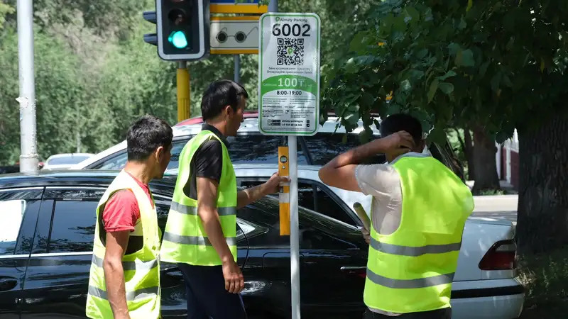 Как изменится организация платных парковок в Алматы