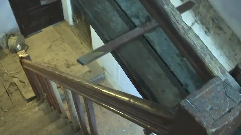 женщина упала вместе с лестницей в подъезде, фото - Новости Zakon.kz от 06.12.2023 21:34