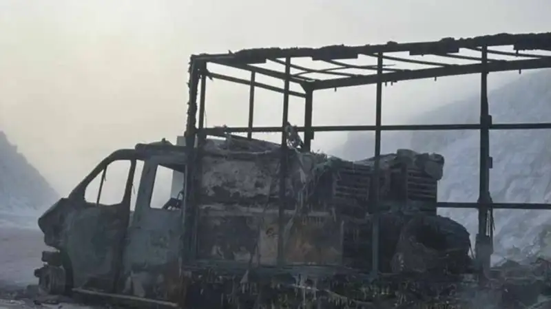Грузовик с товаром на 30 млн тенге сгорел на перевале Кордай в Жамбылской области, фото - Новости Zakon.kz от 14.12.2023 15:39