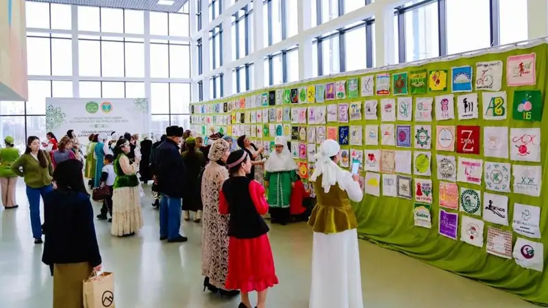 в Астане создали флаг с эмблемами ремесленников Казахстана, фото - Новости Zakon.kz от 19.12.2023 18:20