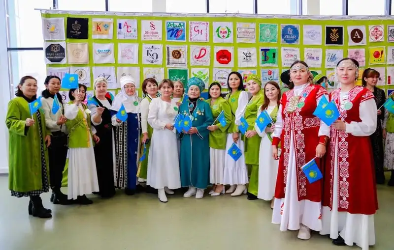 в Астане создали флаг с эмблемами ремесленников Казахстана, фото - Новости Zakon.kz от 19.12.2023 18:20