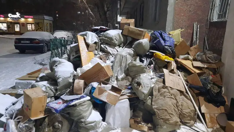 КамАЗ и полиция потребовались, чтобы вывезти мусор из квартиры павлодарца, фото - Новости Zakon.kz от 20.12.2023 13:09