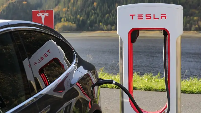Tesla отозвала из продажи 120 тысяч опасных электромобилей