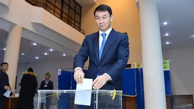 Дархан Сатыбалды проголосовал на выборах, фото - Новости Zakon.kz от 20.11.2022 11:44