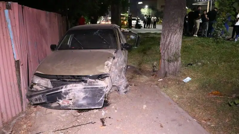 В массовом ДТП в Алматы столкнулись 5 машин, фото - Новости Zakon.kz от 30.06.2023 00:55