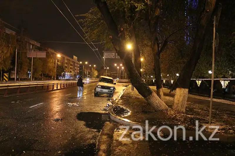 Нетрезвый водитель перевернулся на внедорожнике (фото), фото - Новости Zakon.kz от 11.11.2013 19:27