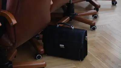 чиновник портфель кресло, фото - Новости Zakon.kz от 27.11.2018 09:49