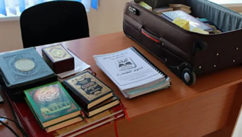 Более 60 книг религиозного содержания пытались провезти из Казахстана в Россию, фото - Новости Zakon.kz от 22.10.2013 19:56