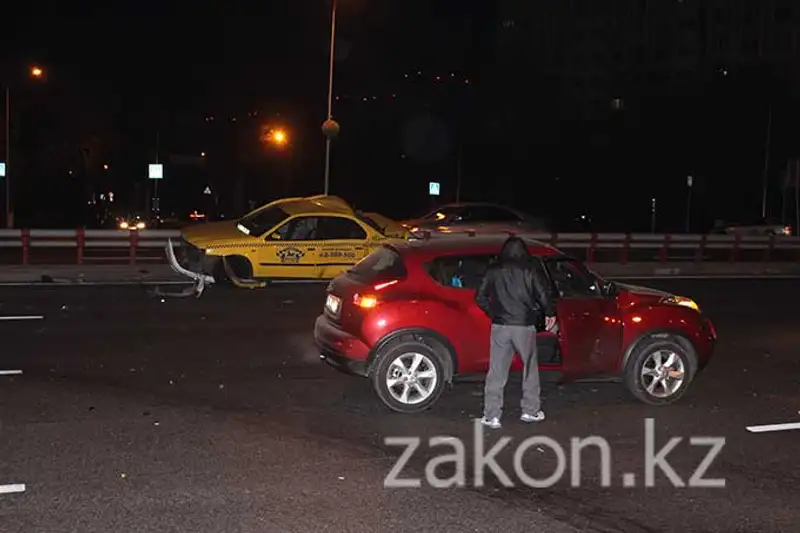 Две машины такси протаранил пьяный водитель Мерседеса в Алматы (фото), фото - Новости Zakon.kz от 18.11.2013 20:48