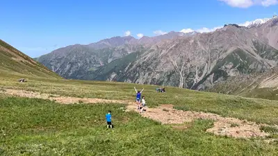 В горах Алматы установили новые туристические таблички, фото - Новости Zakon.kz от 20.10.2023 10:21