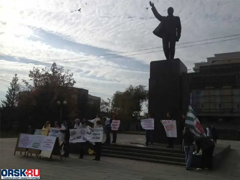 В Орске прошел пикет против ввоза алкогольной продукции из Казахстана (фото), фото - Новости Zakon.kz от 21.10.2013 18:50