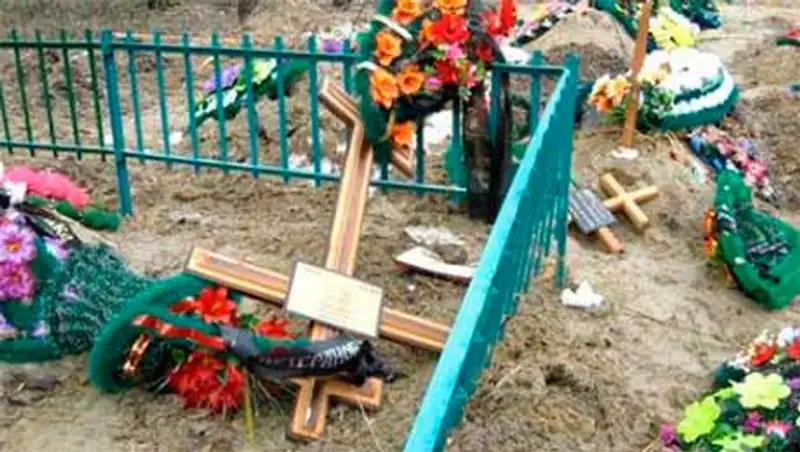 Школьники, играя в футбол на кладбище, повредили более 40 памятников и захоронений, фото - Новости Zakon.kz от 05.12.2013 21:59