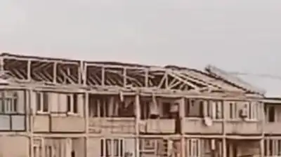  Ветром частично снесло крышу пятиэтажного дома в Каратау, фото - Новости Zakon.kz от 26.10.2023 12:49