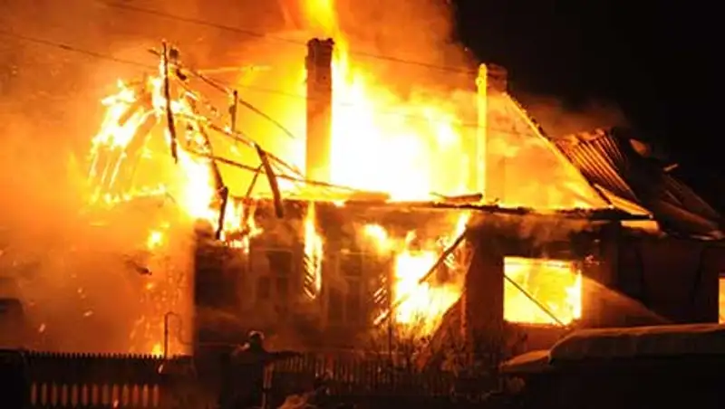 2 человека погибли в пожаре в частном доме в Атырау, фото - Новости Zakon.kz от 04.11.2013 15:11