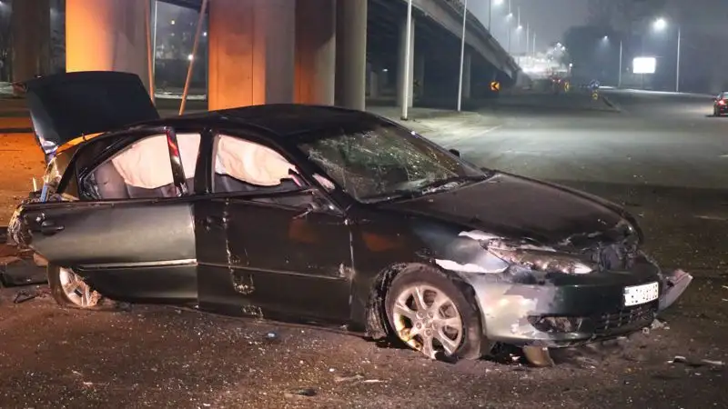 В Алматы автомобиль Toyota Camry вылетел с развязки на пр.Рыскулова, фото - Новости Zakon.kz от 20.12.2022 04:02