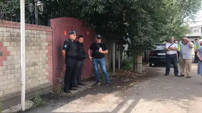 Полиция у дома Игоря Дужного, фото - Новости Zakon.kz от 28.07.2023 11:59