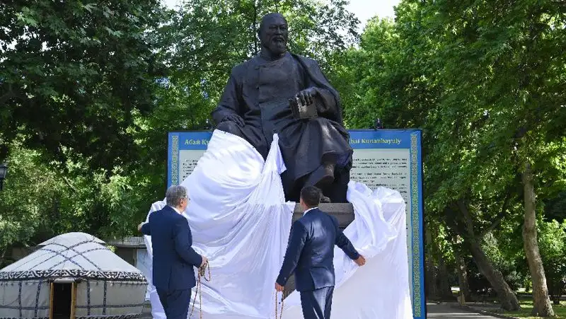 Токаев принял участие в церемонии открытия памятника Абаю Кунанбаеву в Бишкеке