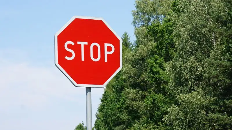 знак STOP