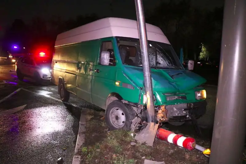 Пешеход погиб под колесами микроавтобуса в Алматы, фото - Новости Zakon.kz от 02.11.2023 07:07