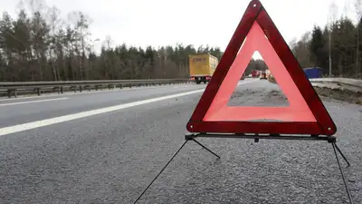 Момент ДТП с грузовиком и автобусом попал на видео