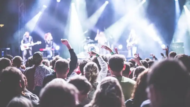Ответы internat-mednogorsk.ru: Почему многие певцы на концертах поют под фонограмму?