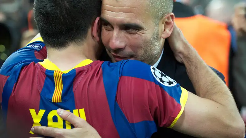 Pep Guardiola herzt Xavi Hernandez, seinen Strategen aus Barcelona-Zeiten, фото - Новости Zakon.kz от 22.05.2015 00:51