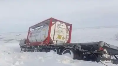 Водитель шестые сутки живет рядом со съехавшей в кювет фурой в ВКО