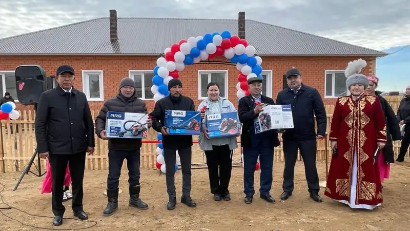 В Жанааркинском районе многодетным семьям вручили ключи от квартир