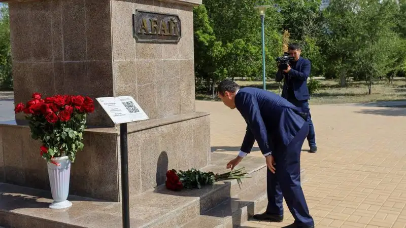 Смаилов возложил цветы к памятнику Абая в Актобе