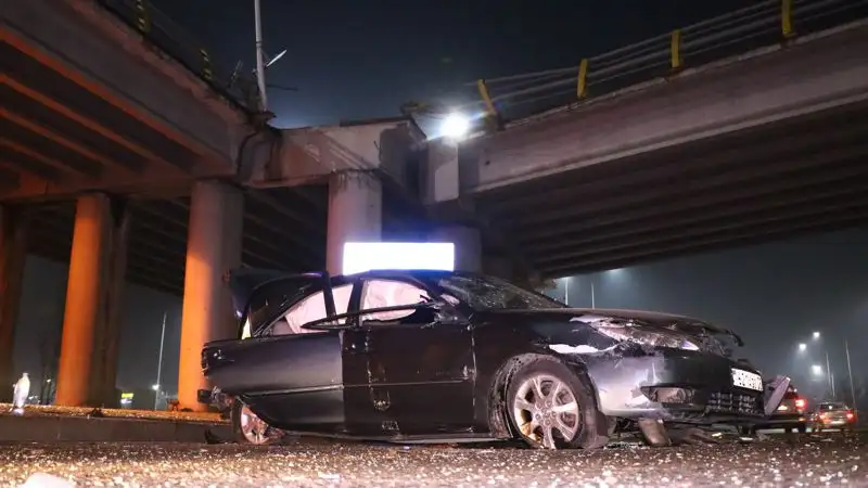 В Алматы автомобиль Toyota Camry вылетел с развязки на пр.Рыскулова, фото - Новости Zakon.kz от 20.12.2022 04:02