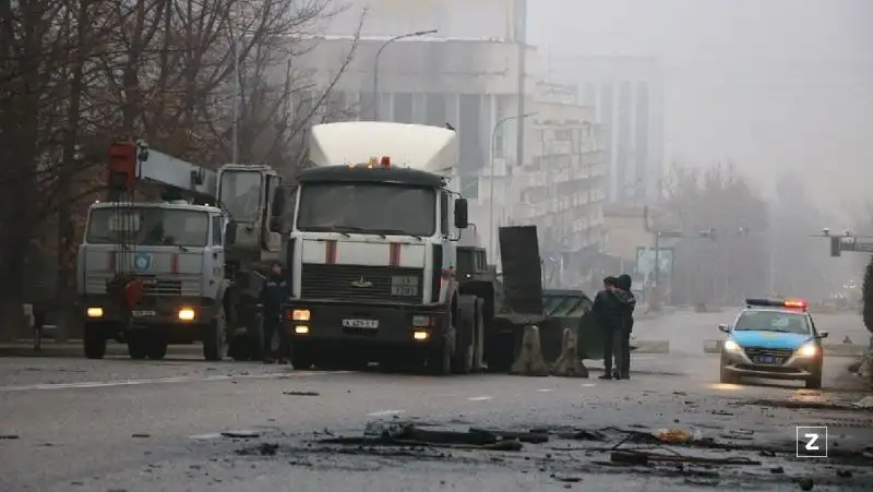 Полицейские поблагодарили алматинок, которые помогли им оторваться от разъяренной толпы