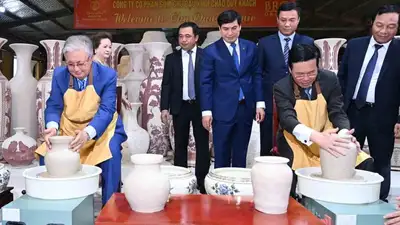 Токаев сделал керамическую вазу во Вьетнаме , фото - Новости Zakon.kz от 22.08.2023 11:18