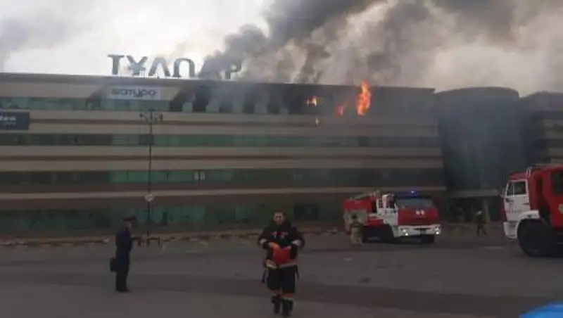 По факту пожара в торговом доме возбуждено уголовное дело