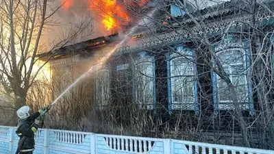 Дом, которому почти полтора века горел в Карагандинской области, фото - Новости Zakon.kz от 02.04.2023 17:45
