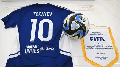 Почему Инфантино подарил Токаеву именную футболку с номером 10, фото - Новости Zakon.kz от 03.05.2023 14:06