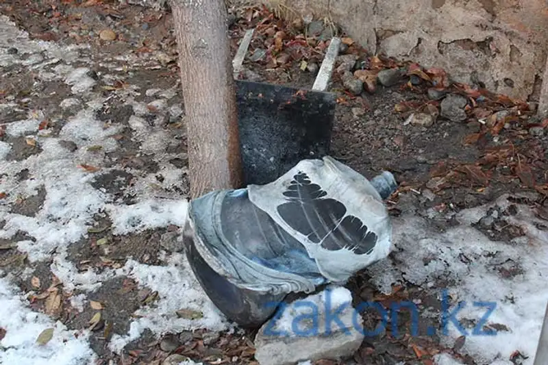 В Алматы в СТО сгорел внедорожник, оставленный на ремонт (фото), фото - Новости Zakon.kz от 22.11.2013 22:25