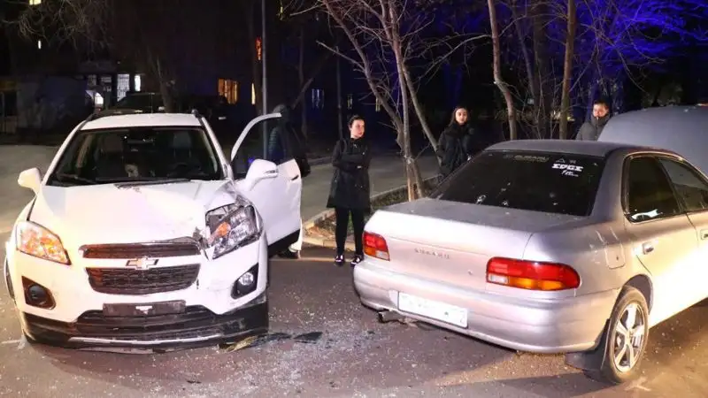 В Алматы в ДТП во дворе девушку зажало в салоне автомобиля, фото - Новости Zakon.kz от 02.04.2023 04:09