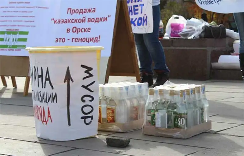 В Орске прошел пикет против ввоза алкогольной продукции из Казахстана (фото), фото - Новости Zakon.kz от 21.10.2013 18:50