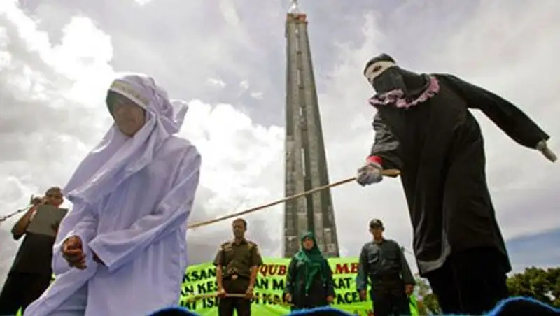 Индонезия законодательно запретила внебрачный секс и отказ от религии