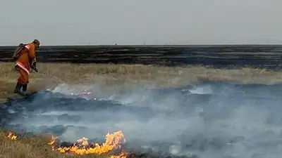 В ЗКО продолжают бороться с огнем