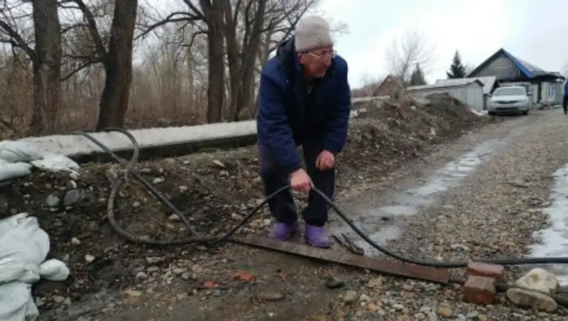 Житель Согры несколько дней откачивал воду на своей улице