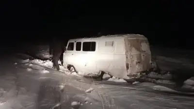 Водителя спасли из снежного заноса на трассе в ВКО