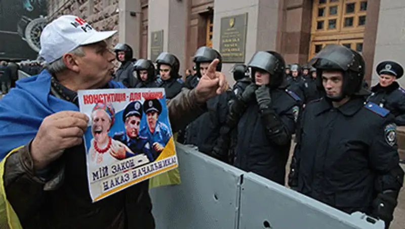 В Киеве обокрали департамент захваченной мэрии, фото - Новости Zakon.kz от 14.12.2013 02:25