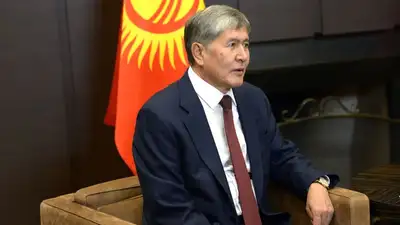 Бывшего президента Кыргызстана доставили в суд на скорой помощи, фото - Новости Zakon.kz от 01.12.2022 14:39