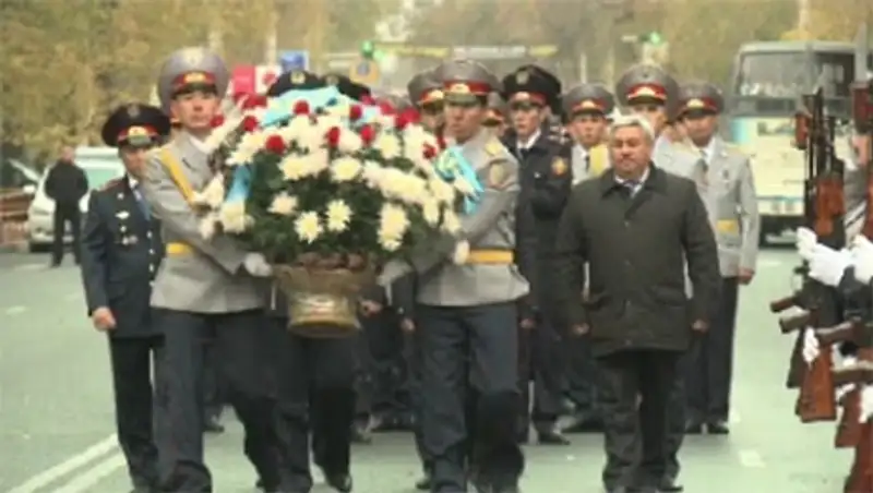 В Таразе почтили память жертв теракта, фото - Новости Zakon.kz от 12.11.2013 15:35