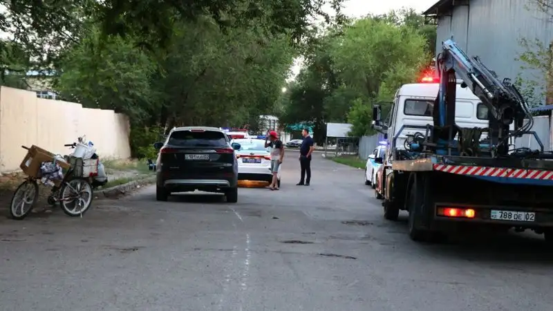 Двойное ДТП произошло в Алматы: двое пострадавших, виновник скрылся с места аварии, фото - Новости Zakon.kz от 16.07.2023 07:18